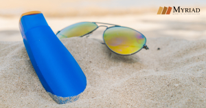 bloqueador solar y gafas de sol