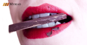 Mijer Masticando Chocolate