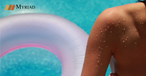 Mujer tomando sol