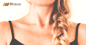 Cuello de una mujer rubia