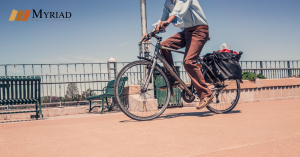 Hombre corriendo bicicleta