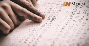 Manos leyendo braille
