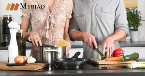 Pareja cocinando