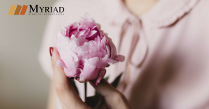 Mujer con flor en la mano