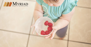 niña con frutas en un plato
