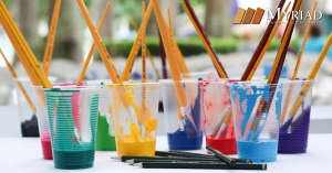 vasos plásticos con pintura