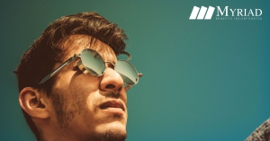 hombre con gafas para proteger sus ojos