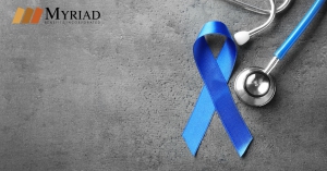Estetoscopio y lazo azúl oscuro, representativo del cáncer colorectal.