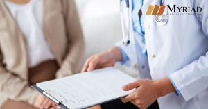 Persona consultando con un médico