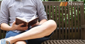 hombre leyendo un libro