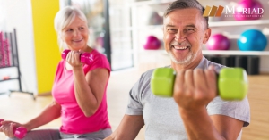 personas de la tercera edad haciendo ejercicios