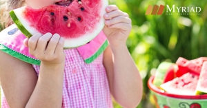 niña comiendo melón