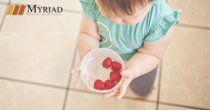 bebé con frutas