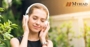Chica disfrutando de la música