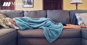 Persona Enferma Acostada En Un Sofa