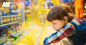 niño mirando juguetes