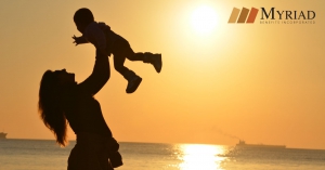mujer cargando bebe
