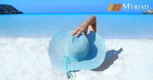 Chica tomando el sol con un sombrero