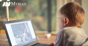 Niño utilizando una computadora