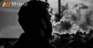Hombre Usando Vaporizador