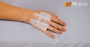 mano con suero
