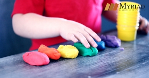 niño usando plasticina