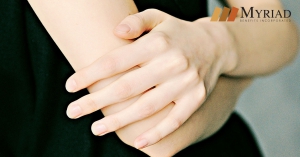 Acercamiento de mano y brazos de una chica