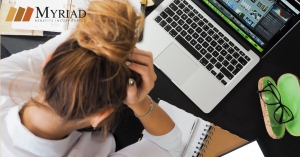 mujer agotada por el trabajo