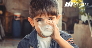 Niño tomando leche
