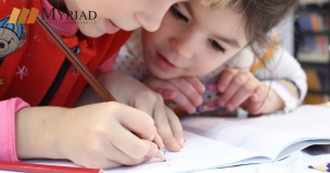 niñas escribiendo