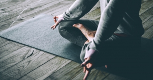 mujer haciendo yoga