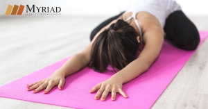 mujer haciendo yoga en un mat