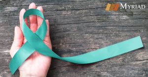 Mano con lazo cáncer de ovarios