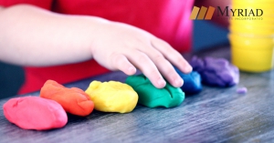 Niño jugando con plasticina