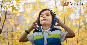 niño disfrutando la música