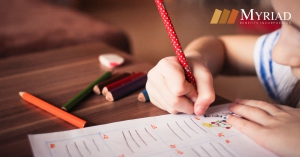 niña escribiendo