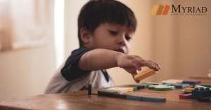 niño con juguetes