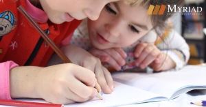 niños escribiendo