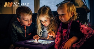 niños utilizando tableta