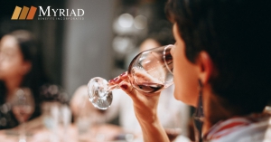 Mujer tomando vino