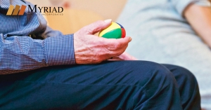 Hombre mayor en terapia ocupacional