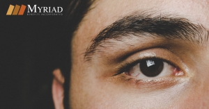 Acercamiento del ojo de un hombre