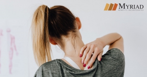 Mujer tocando su cuello