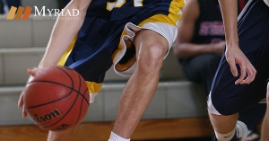 Adolescente jugando baloncesto