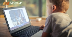 Niño en la computadora