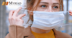 Mujer poniéndose una mascarilla