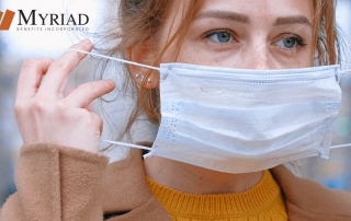 Mujer poniéndose una mascarilla