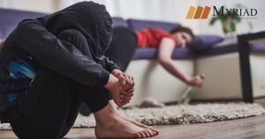 Niño triste madre alcoholica