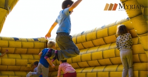 niños brincando en inflable