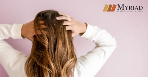 chica de espaldas mostrando el cabello